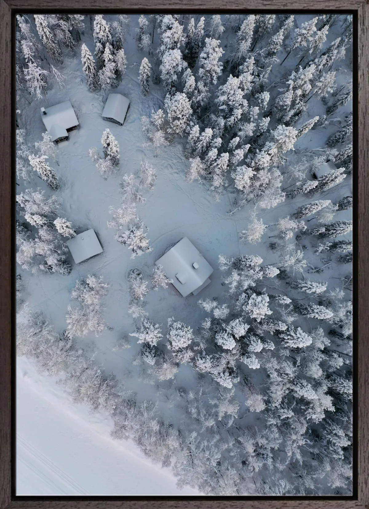Cabin in the snow – dronefoto in houten baklijst